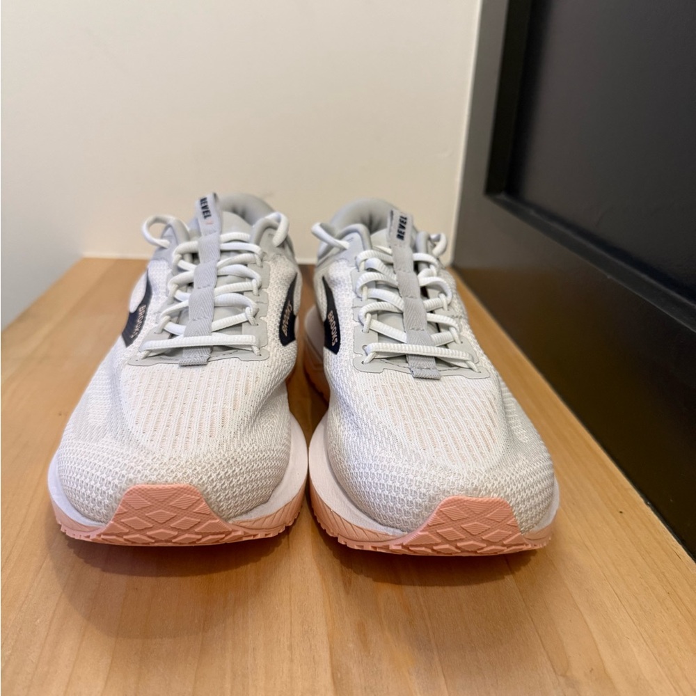 Brooks Women's Sneakers in White and Light Pink New without Box - Picture 9 of 15